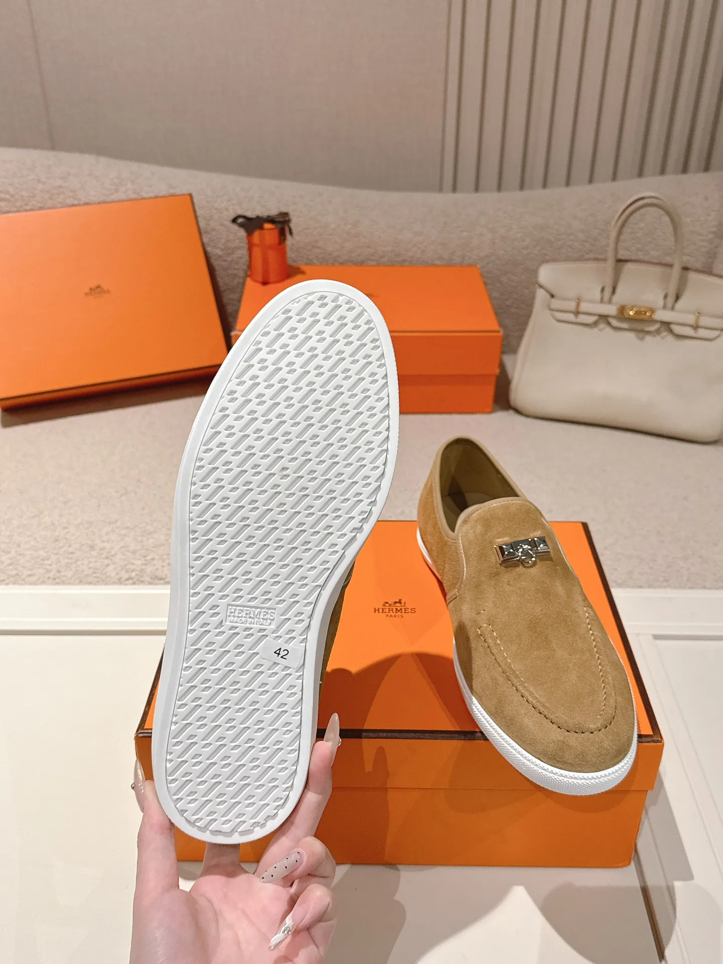 Men's Men's Shoes 600💰 Hermes# Couple Studded Loafers Calfskin and suede goatskin lace-up free sneakers with signature "H" detail. The design is simple and smooth, creating a fashionable urban look. It is comfortable and versatile. H family classics are not outdated, and the delivery counter is exquisitely packaged🛍📦 Fabric: Original customized imported first-layer cowhide/cow down Lining: Imported soft sheepskin Sole: Original open-molded anti-slip TPU material Size: 35-45